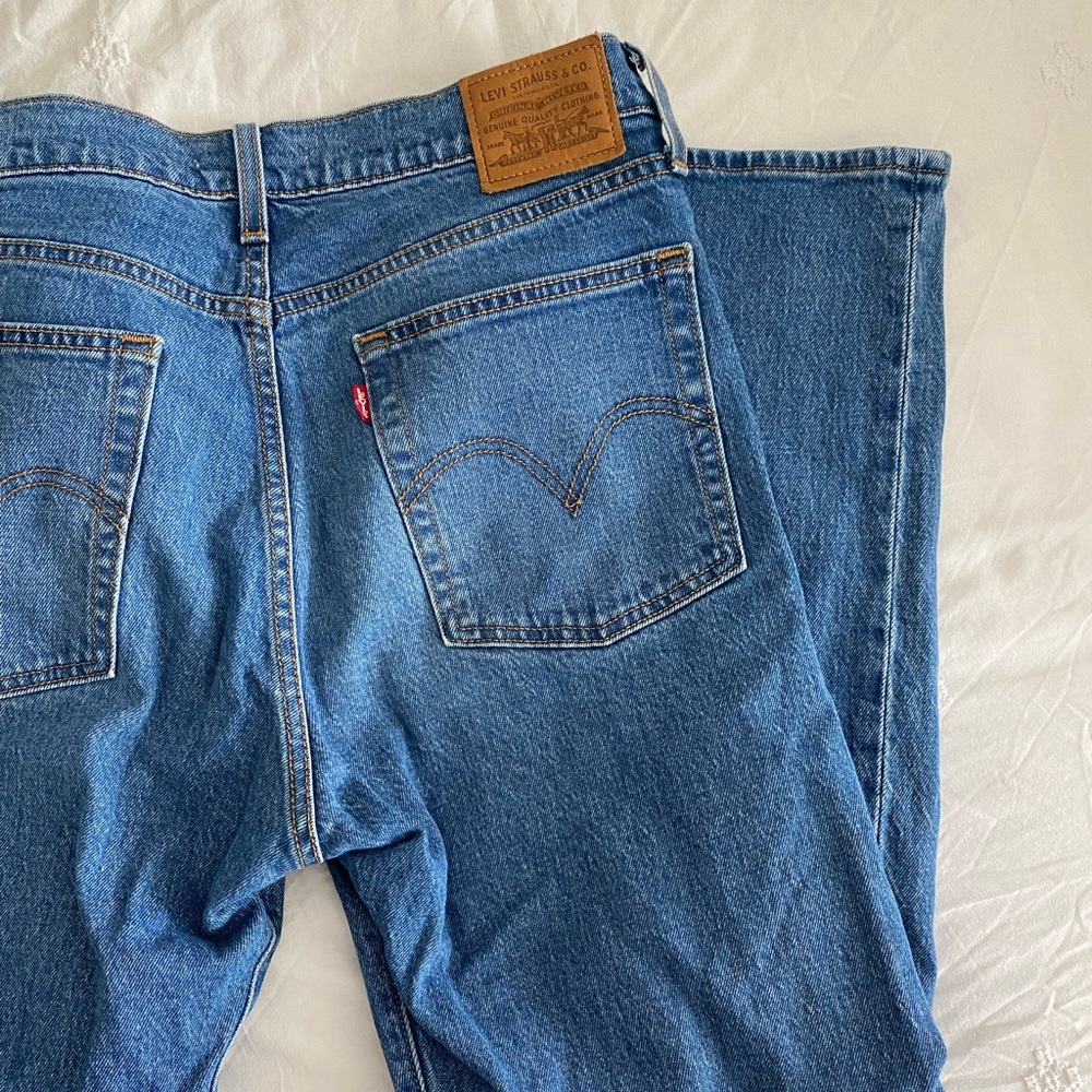 Levi's Women's Straight Leg Jeans in Medium Blue Denim